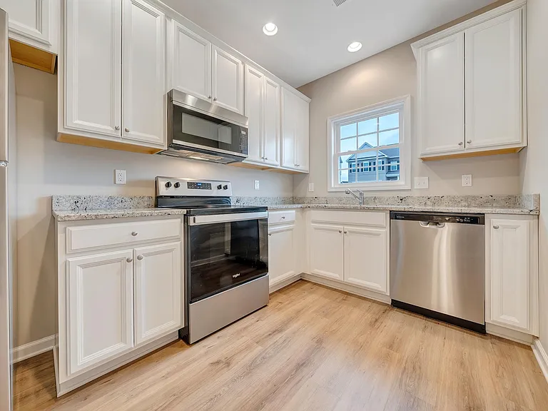 773 Holland Loop — Photo 7