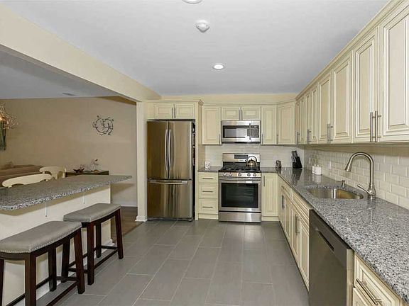 3rd image of 80 Leeward Ct