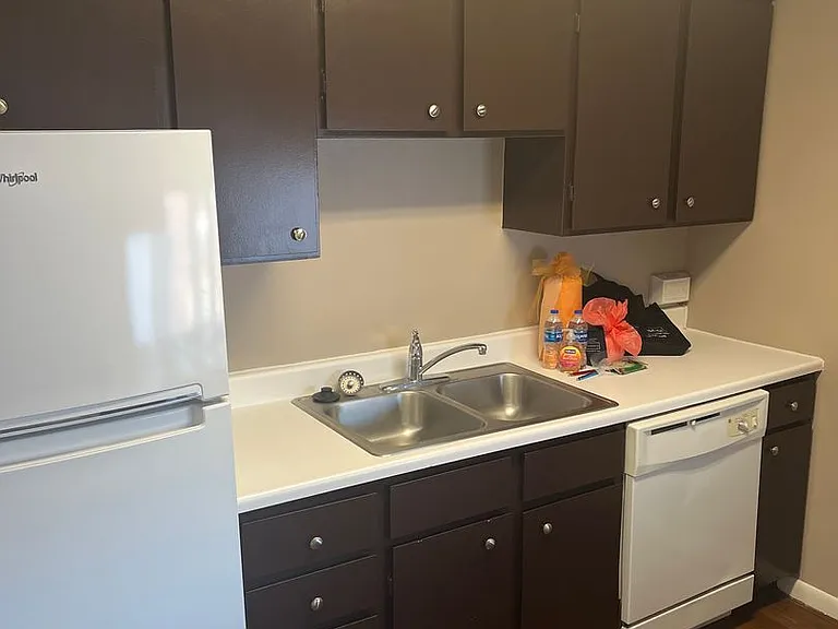 Bristol Square Apartments — Photo 80
