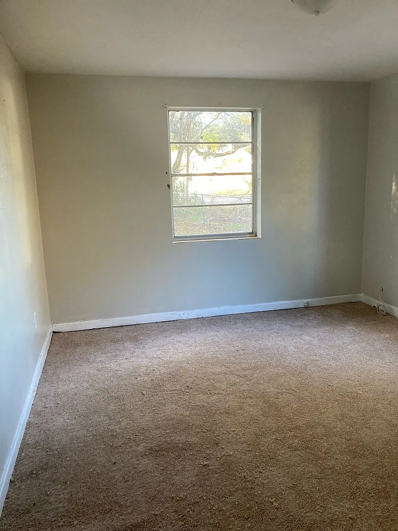 3 Bed 1 Bath | Fenced Yard | Washer/Dryer Hookups | Central Air | Pet Friendly | Section 8 Welcomed — Photo 4