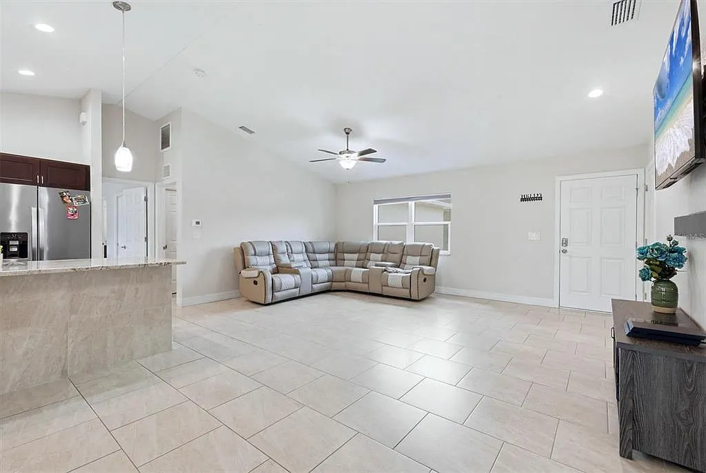 3 bed, 2.0 bath, 1670 sqft, $2,300 — Photo 4