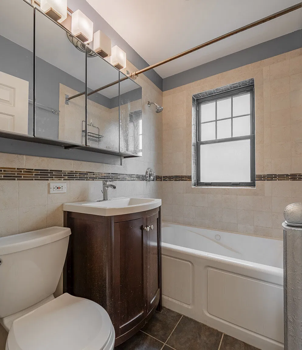 Spacious 2BD/1BA with garage parking included — Photo 2
