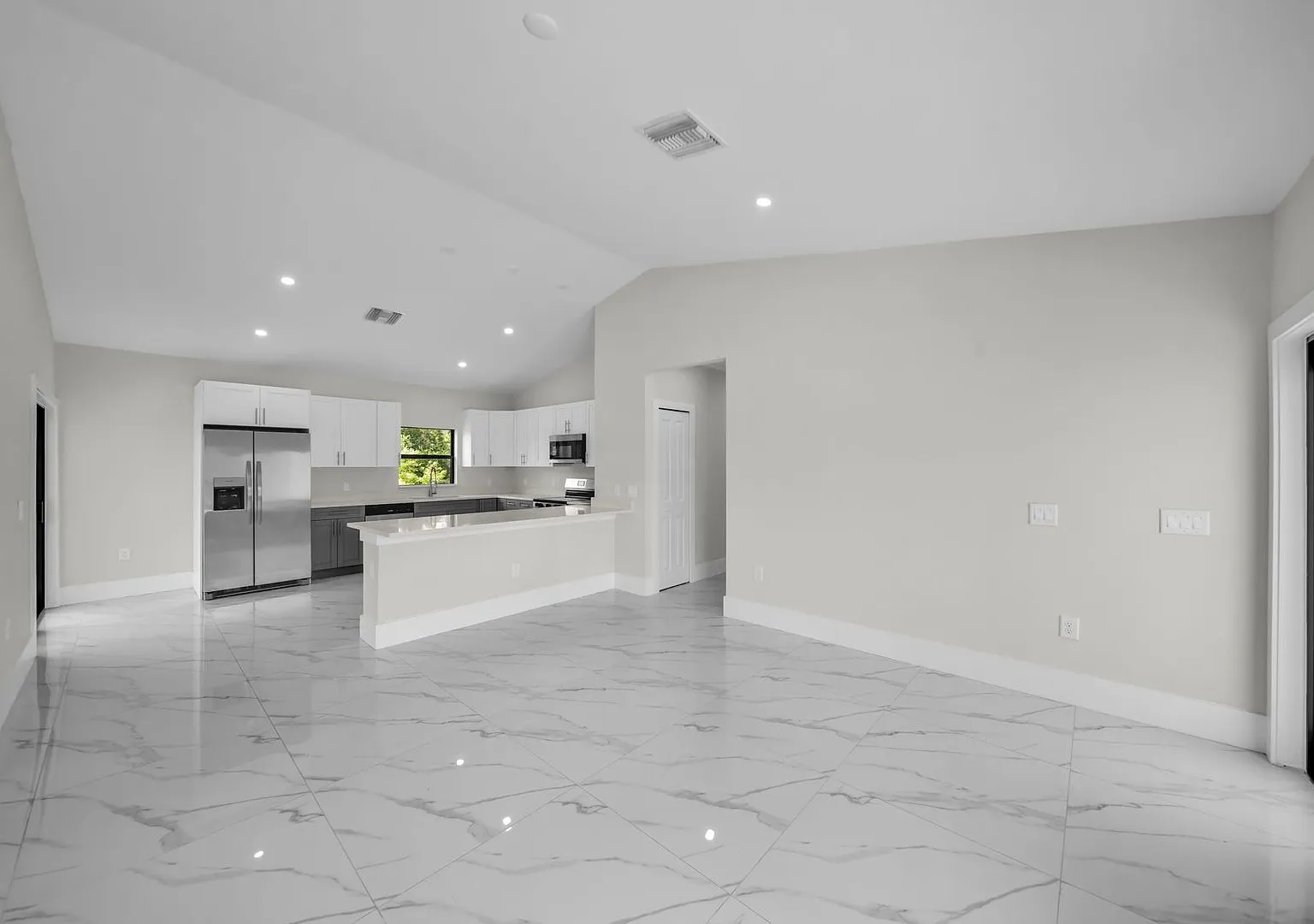 Single family for rent in Lehigh Acres zip code 33972. 3bed/2baths.Rapid approval. — Photo 4