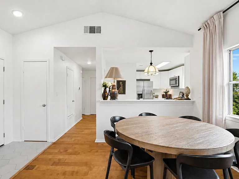 815 Annie St W — Photo 29