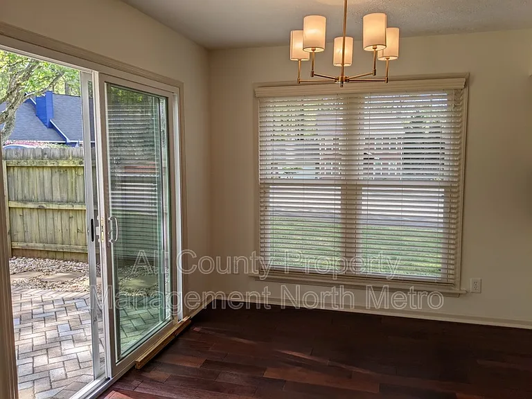 215 Broken Lance Pl — Photo 4