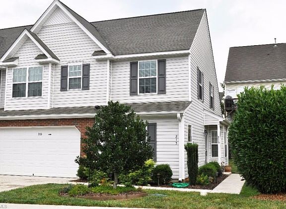 3rd image of 215 Blue Robin Way