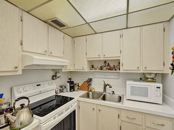 4th image of 3040 NE 16th Avenue #A315