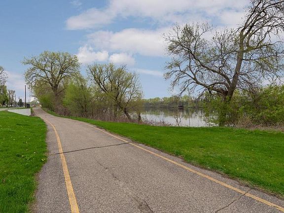 Outstanding walking, jogging, biking trail across the street. Feels like mini-Lake Calhoun/Bde Maka Ska.