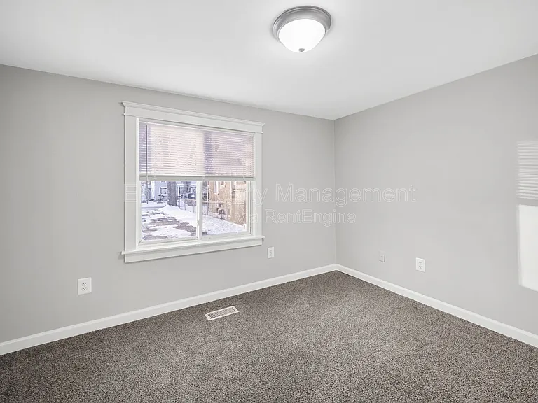 21930 Elroy Ave — Photo 8