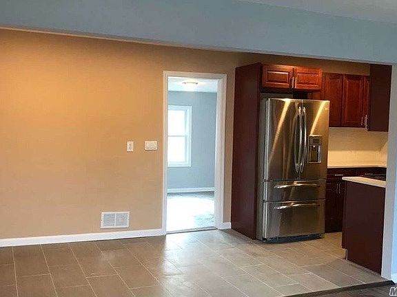 4th image of 36 Montgomery St