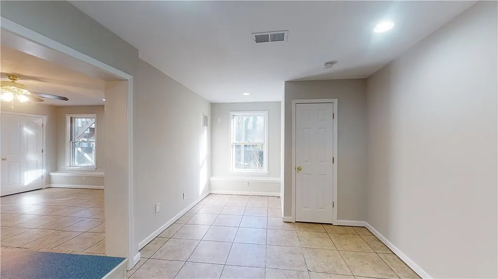 4 bed, 2289 sqft, $2,200 — Photo 2