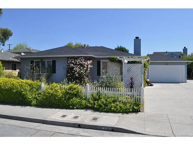 636 Sumner St photo 1