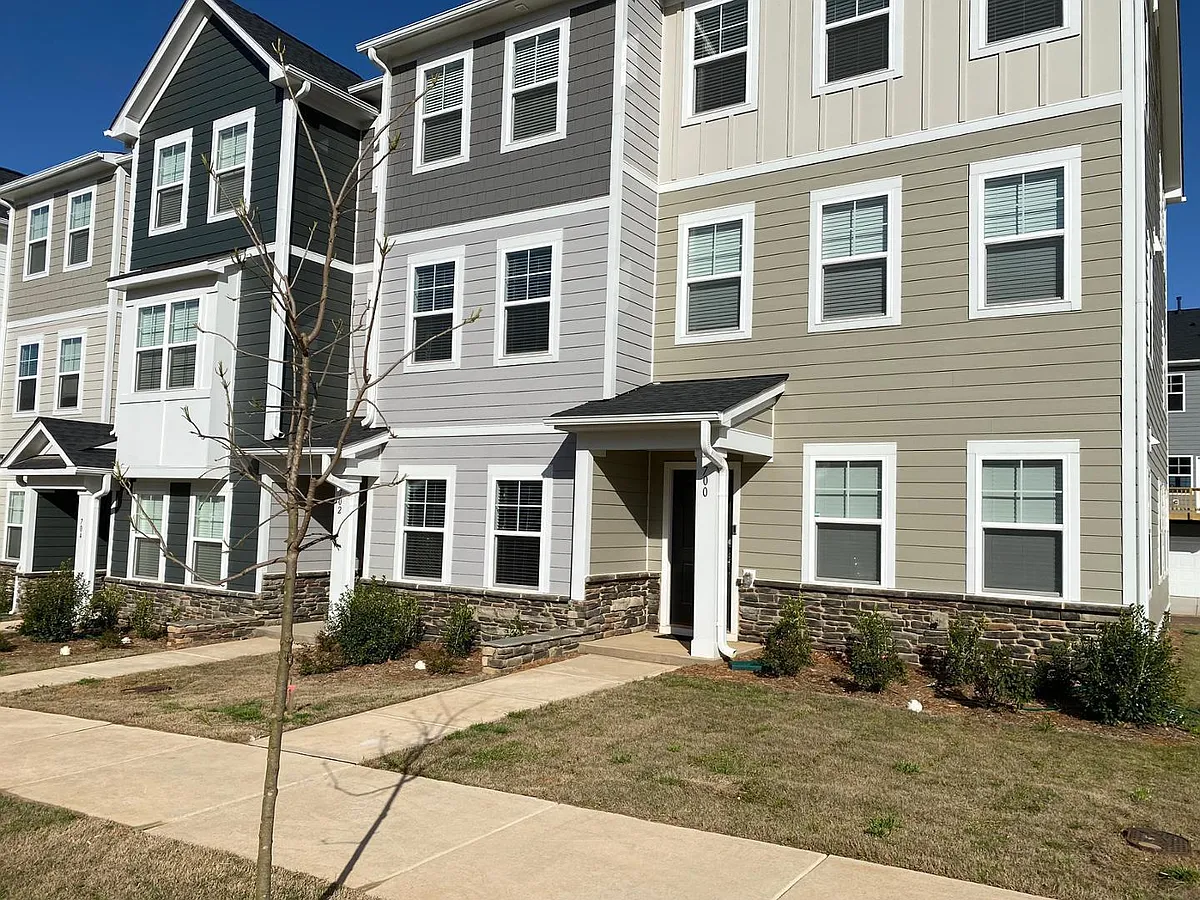 Building Photo - 702 Gimari Dr