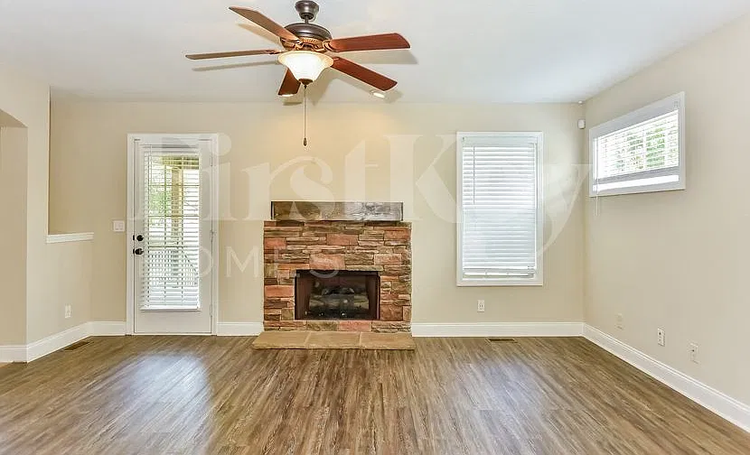 3 bed, 2.5 bath, 1717 sqft, $1,880 — Photo 3