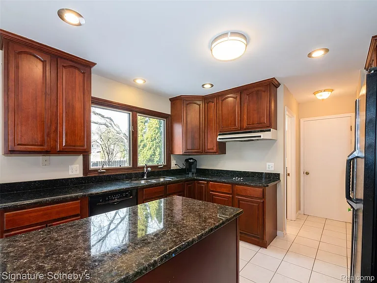 5105 Provincial Dr — Photo 19