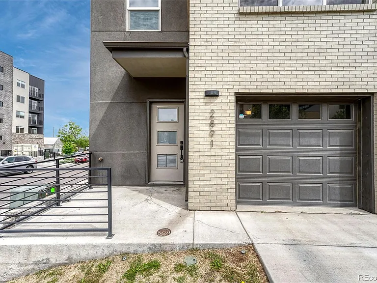 2891 W Parkside Pl — Photo 3