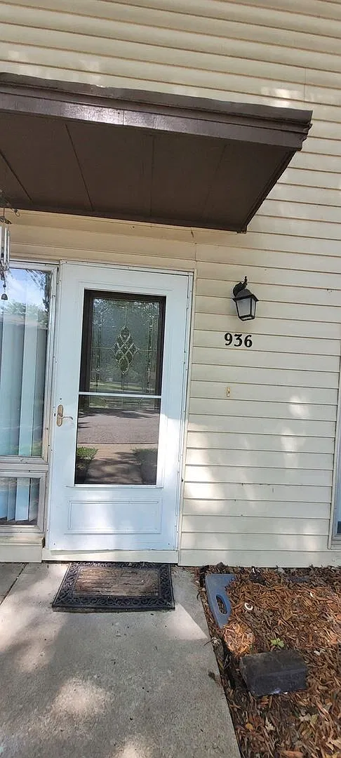 Spacious 3-Bedroom Townhome with Convenient Amenities — Photo 3