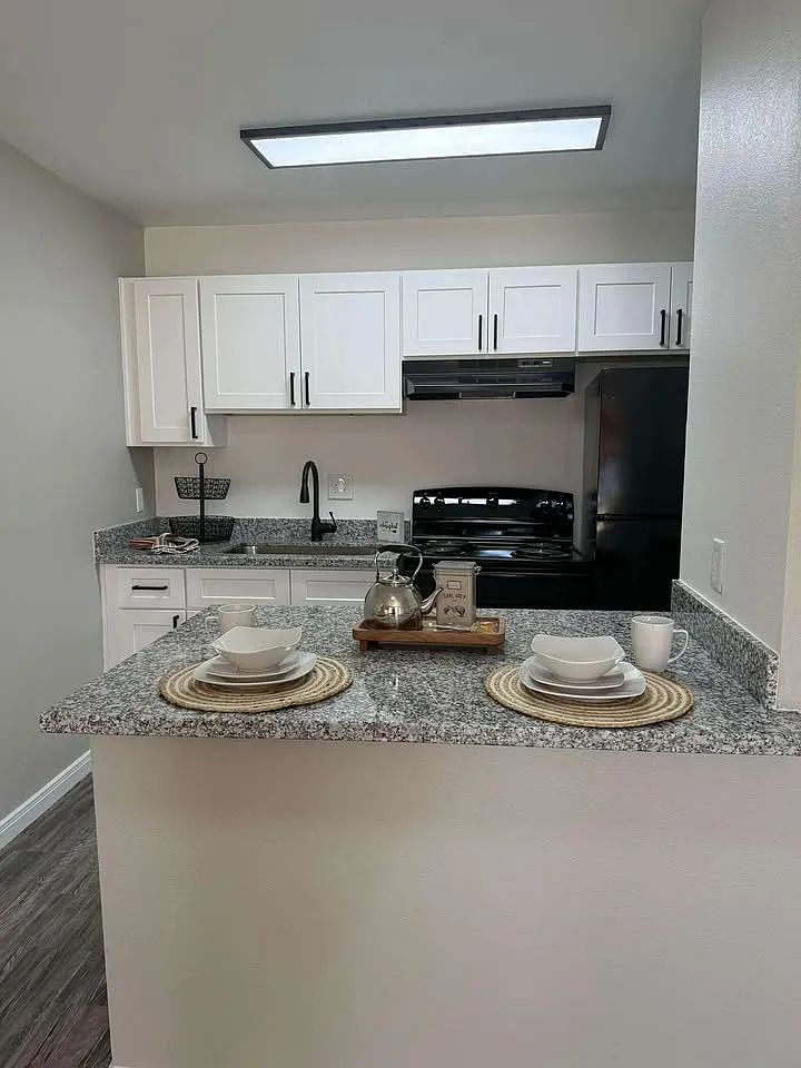 Woodvine Apartments — Photo 2