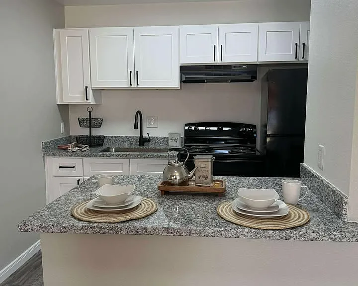 Woodvine Apartments — Photo 2