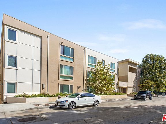 3rd image of 10609 Bloomfield St #301