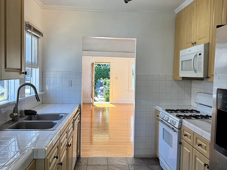1340 Tamarind Ave — Photo 6