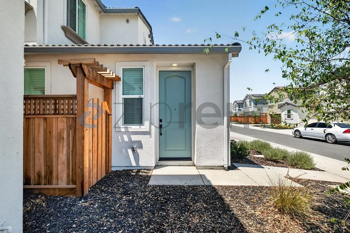 Studio, 330 sqft, $1,400 — Photo 1