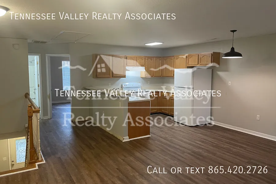 Charming 3 bed, 2 bath townhome in Oak Ridge! — Photo 2