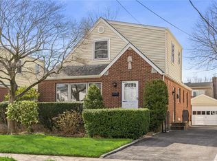 1526 Lincoln Ave, New Hyde Park, NY 11040