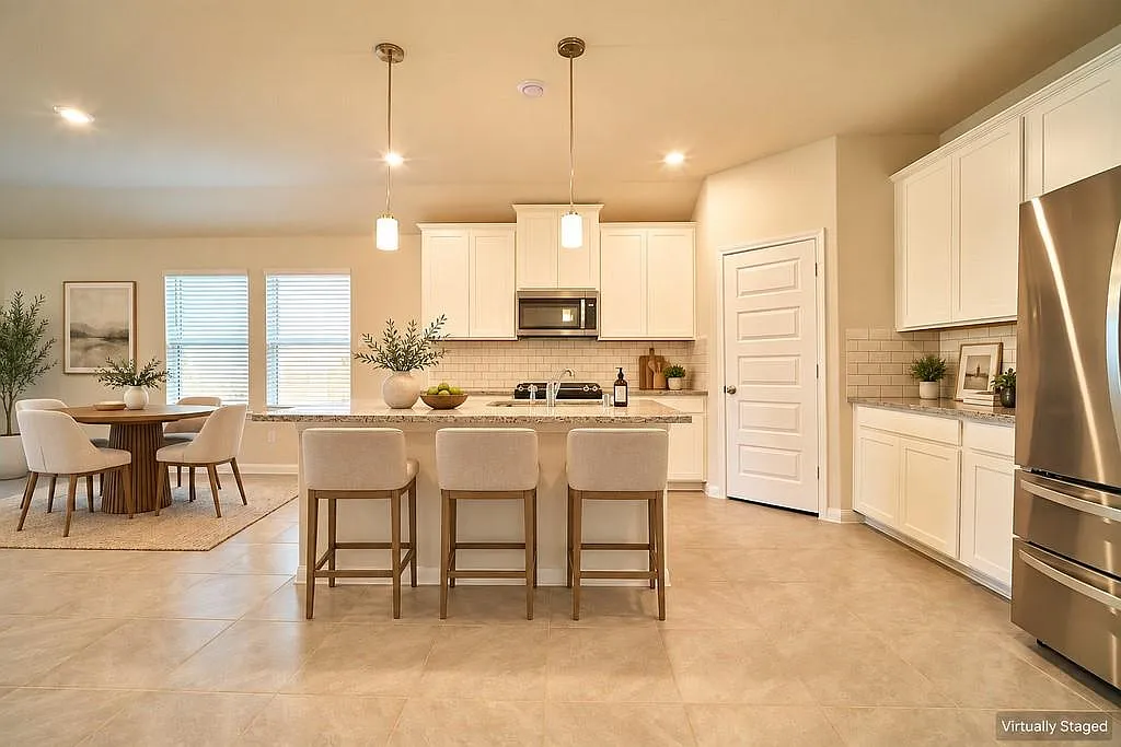 3 bed, 2.0 bath, 1831 sqft, $2,450 — Photo 4
