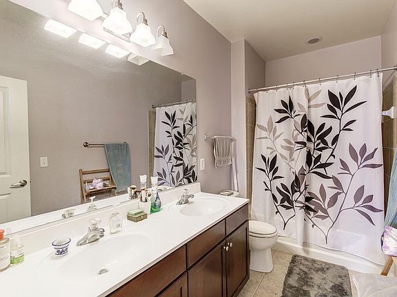 Primary en suite bathroom