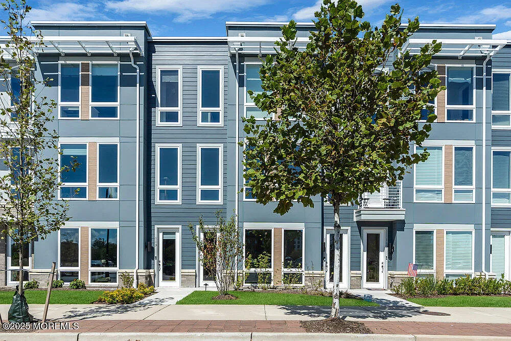 2 bed, 1004 sqft, $4,700 — Photo 1