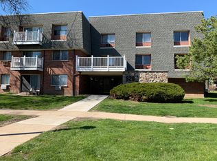 912 Ridge Sq APT 102, Elk Grove Village, IL 60007