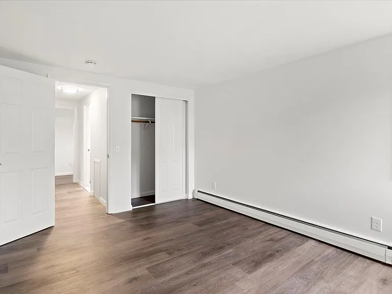 Burke Crest Apartments — Photo 5