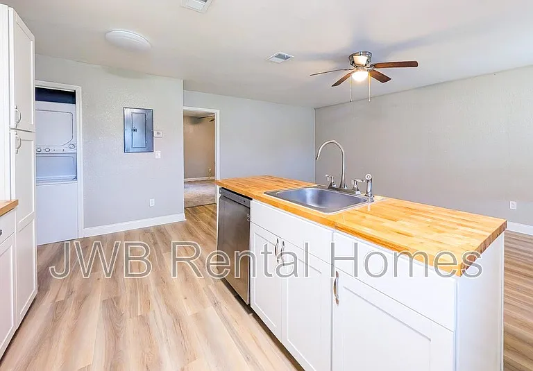 7819 Jasper Ave — Photo 2