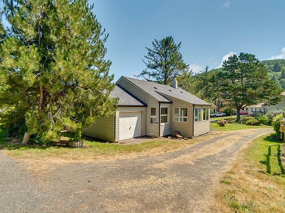 3rd image of 450 NW Yaquina Ave