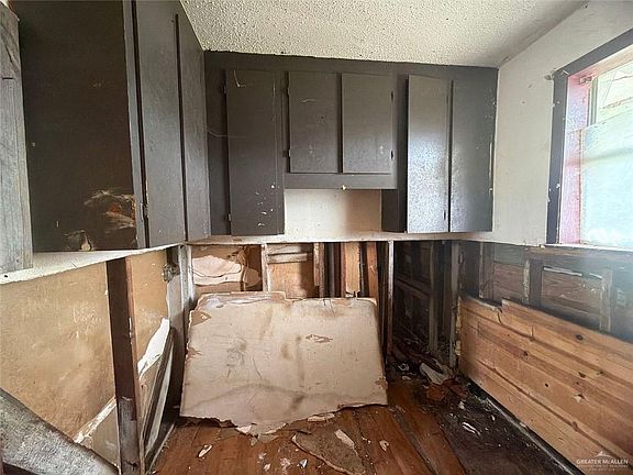 4th image of 430 Webb St
