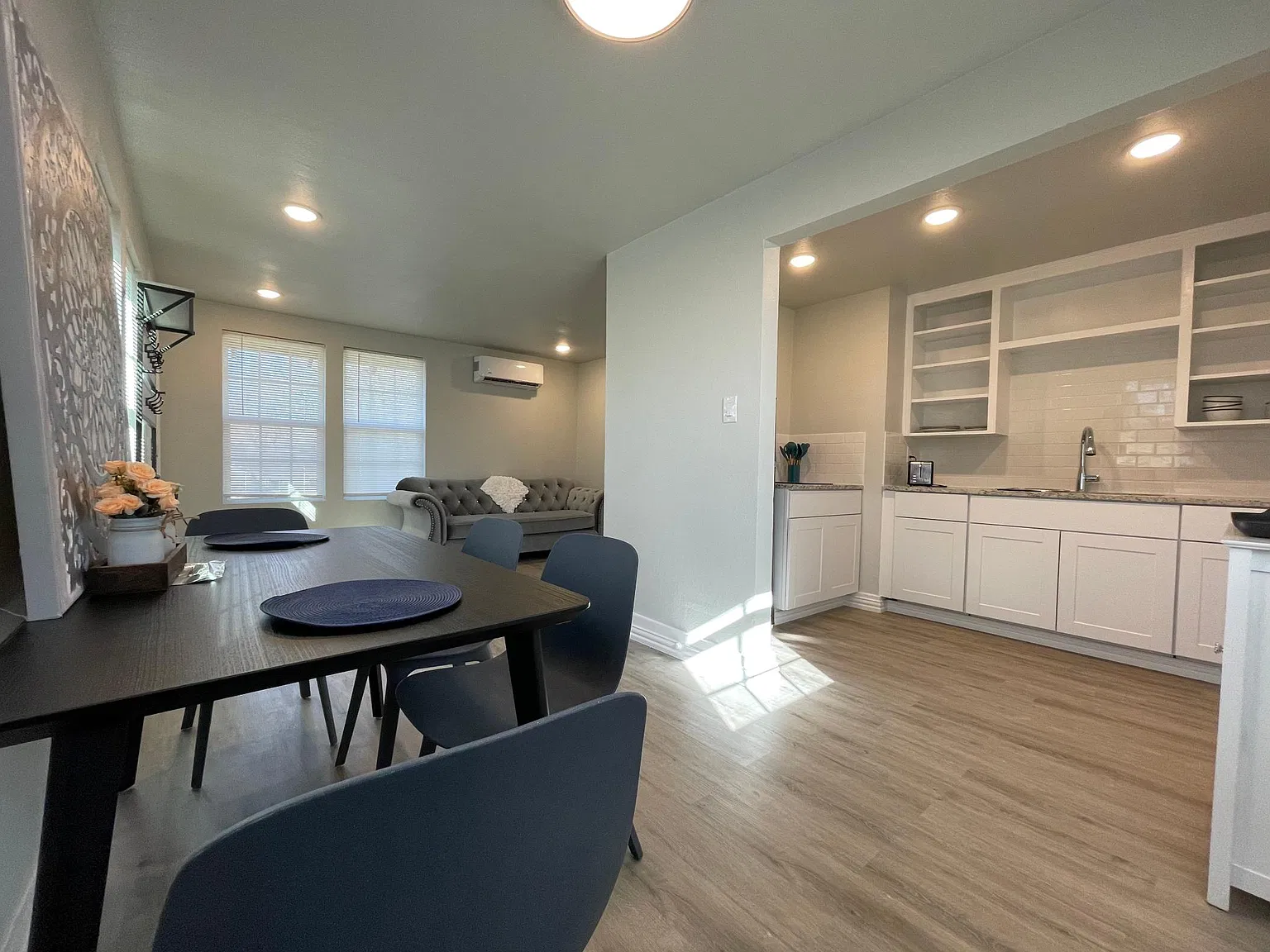 211 E Rogers St — Photo 2