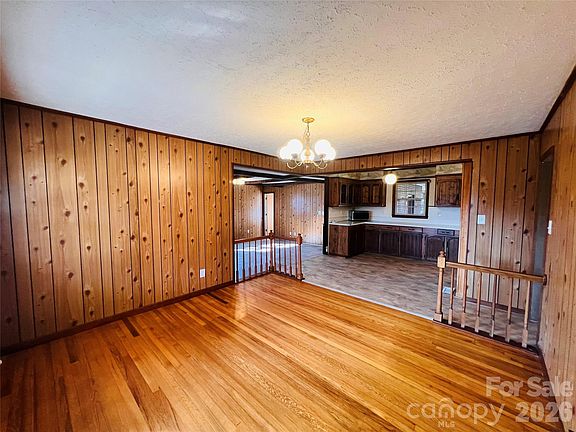 4th image of 400 Stroupe St