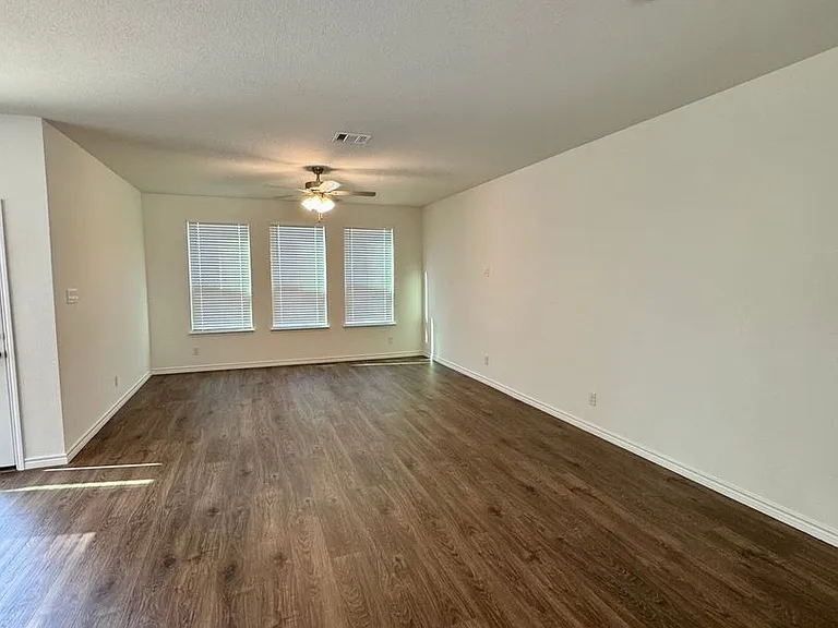 504 Saddle Ln — Photo 6