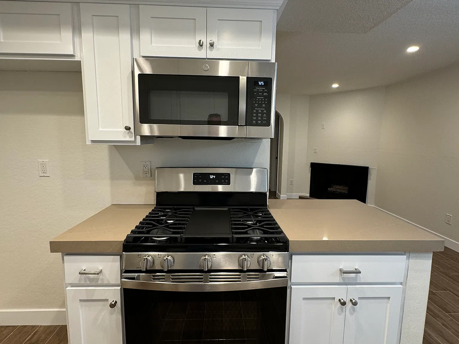 1 bed, 700 sqft, $2,465 — Photo 1