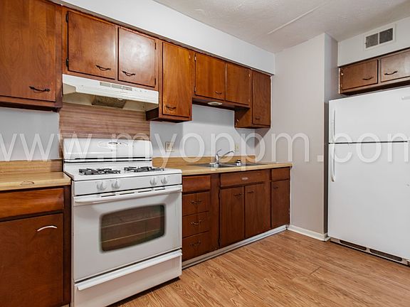 5th image of 3833 Cuming St #3833/02