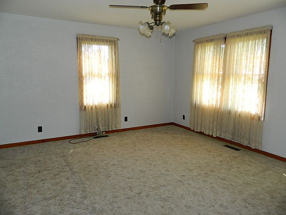 2nd image of 1002 N Laurel St