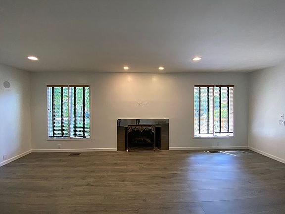 Living Room with fireplace