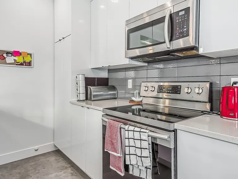 173 Cavanagh Cmn SW — Photo 2