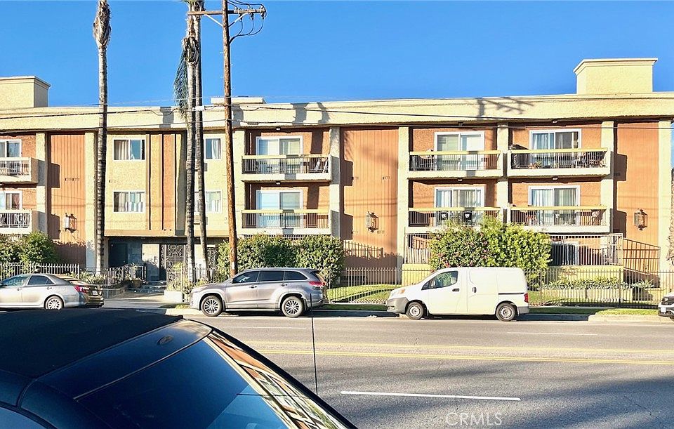 1st image of 20327 Saticoy St Unit 304