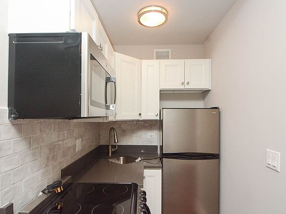 2nd image of 640 W Wrightwood Ave APT 416