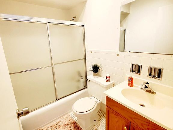 3rd image of 6163 N Kenmore Ave #302
