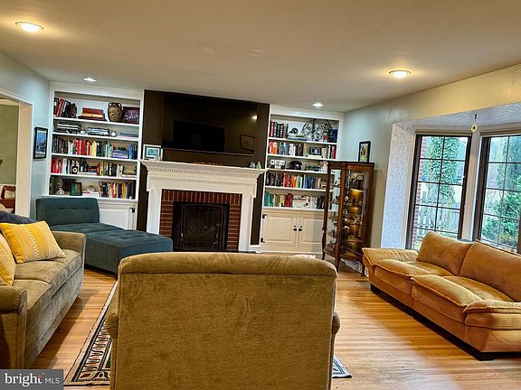 4th image of 25 Farmway Dr