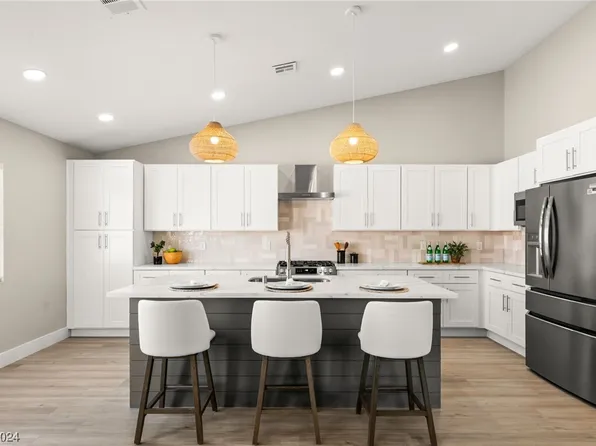 28 Woodcarver St, Henderson, NV 89012