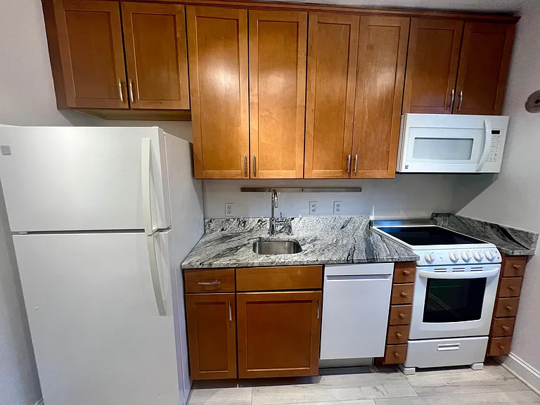 7 E Glebe Rd #C — Photo 1